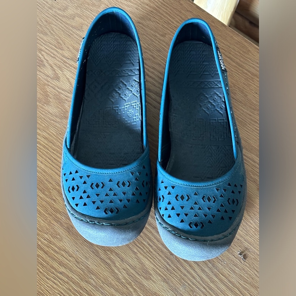 Mukluks flats